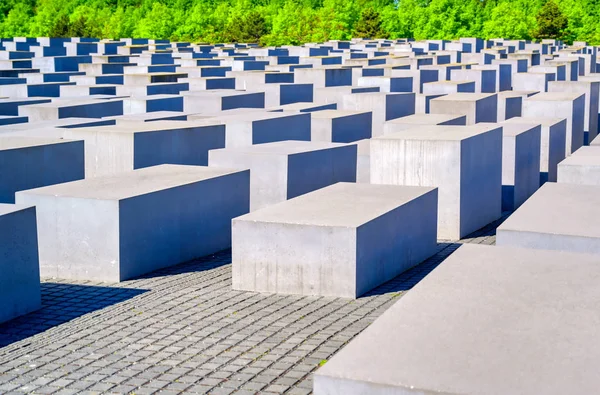 Berlin, Almanya - 5 Mayıs 2019 - Holokost Anıtı olarak da bilinen Avrupa'da Öldürülen Yahudiler anıtı, Berlin'de, Almanya'nın Başkenti Berlin'de bulunan Holokost yahudi kurbanları için bir anıttır..