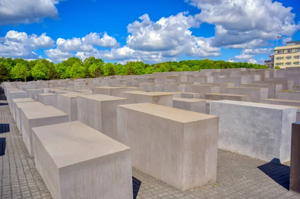 Berlin, Almanya - 5 Mayıs 2019 - Holokost Anıtı olarak da bilinen Avrupa'da Öldürülen Yahudiler anıtı, Berlin'de, Almanya'nın Başkenti Berlin'de bulunan Holokost yahudi kurbanları için bir anıttır..
