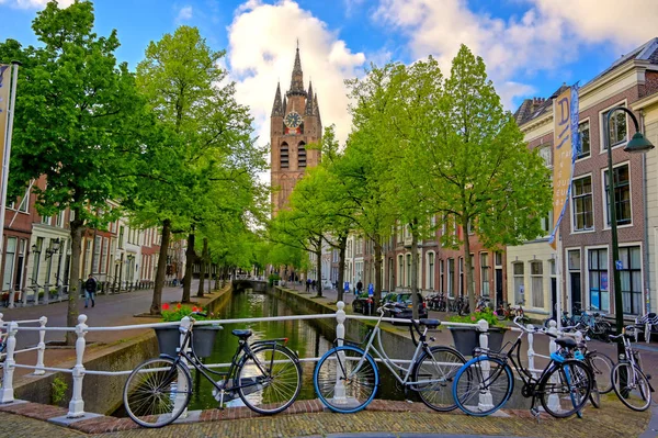 Delft, Hollanda - 2 Mayıs 2019 - Güneşli bir günde Hollanda'nın Delft kentindeki kanallar ve su yolları.