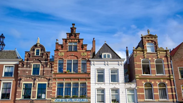 Güneşli bir günde Hollanda'nın Delft şehrinde sokaklar boyunca mimari.