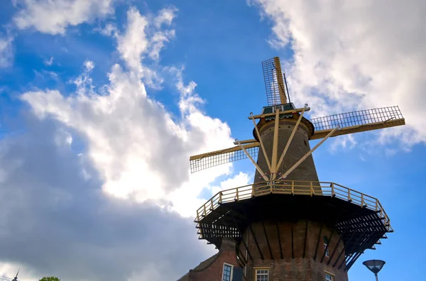 Hollanda'nın Delft şehrinde güneşli bir günde bir yel değirmeni.