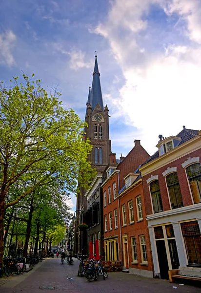 Güneşli bir günde Hollanda'nın Delft şehrinde sokaklar boyunca mimari.