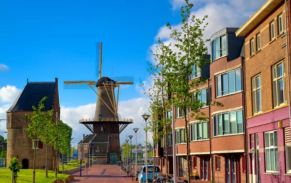 Eine Windmühle Der Stadt Delft Den Niederlanden Einem Sonnigen Tag — Stockfoto