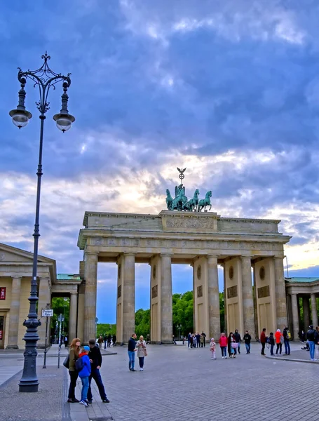 Berlin, Almanya - 3 Mayıs 2019 - Brandenburg Kapısı gün batımında Pariser Platz'da bulunan Berlin, Almanya.