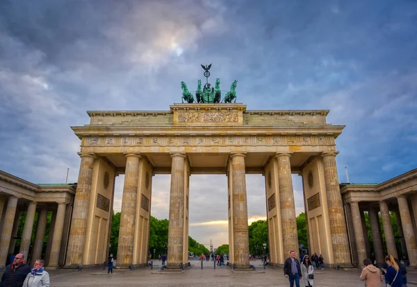 Berlin, Almanya - 3 Mayıs 2019 - Brandenburg Kapısı gün batımında Pariser Platz'da bulunan Berlin, Almanya.