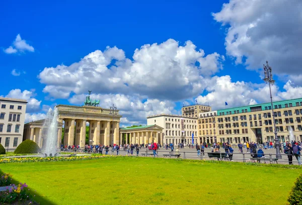 Berlin, Almanya - 5 Mayıs 2019 - Brandenburg Kapısı güneşli bir günde Pariser Platz'da bulunan Berlin, Almanya.