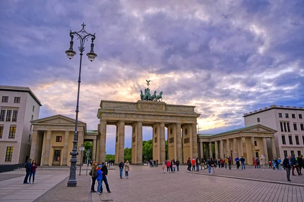 Berlín Alemania Mayo 2019 Puerta Brandeburgo Atardecer Ubicada Pariser Platz —  Fotos de Stock