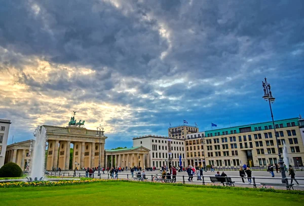 Berlin, Almanya - 3 Mayıs 2019 - Brandenburg Kapısı gün batımında Pariser Platz'da bulunan Berlin, Almanya.