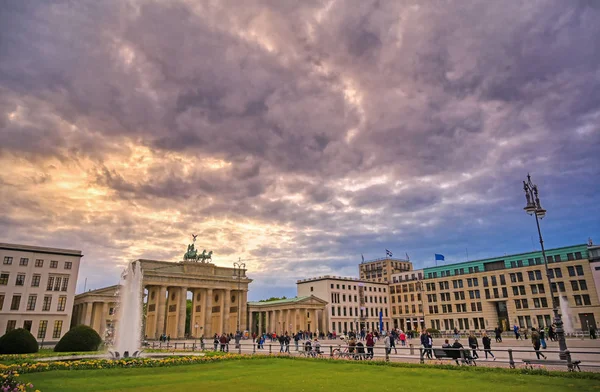 Berlin, Almanya - 3 Mayıs 2019 - Brandenburg Kapısı gün batımında Pariser Platz'da bulunan Berlin, Almanya.