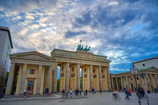 Berlin, Almanya - 3 Mayıs 2019 - Brandenburg Kapısı gün batımında Pariser Platz'da bulunan Berlin, Almanya.