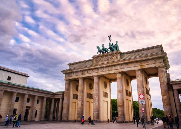 Berlin, Almanya - 3 Mayıs 2019 - Brandenburg Kapısı gün batımında Pariser Platz'da bulunan Berlin, Almanya.