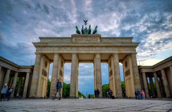 Berlin, Almanya - 3 Mayıs 2019 - Brandenburg Kapısı gün batımında Pariser Platz'da bulunan Berlin, Almanya.