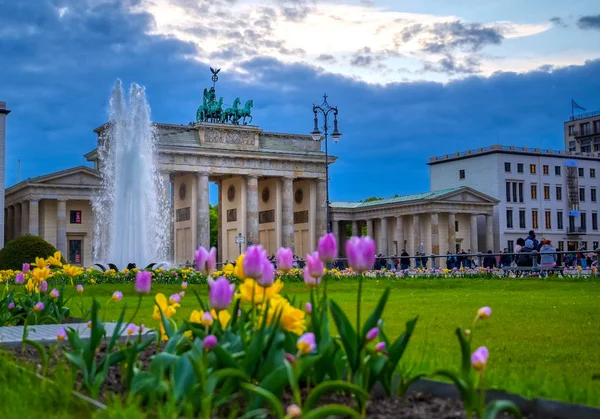 Berlin, Almanya - 3 Mayıs 2019 - Brandenburg Kapısı gün batımında Pariser Platz'da bulunan Berlin, Almanya.