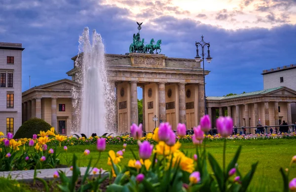 Berlin, Almanya - 3 Mayıs 2019 - Brandenburg Kapısı gün batımında Pariser Platz'da bulunan Berlin, Almanya.