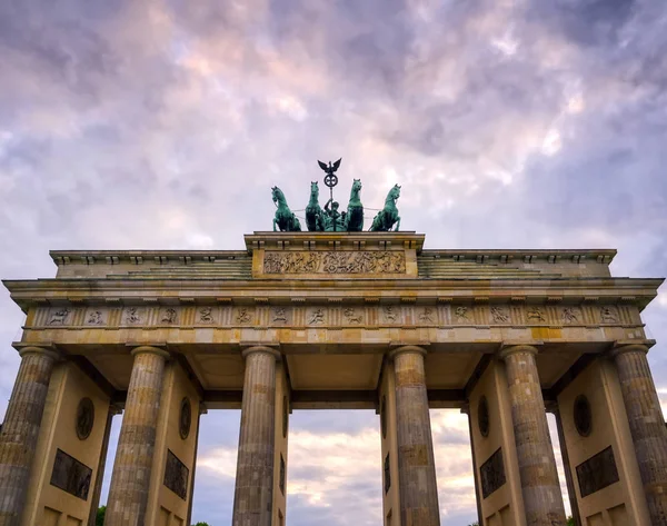 Brandenburg Kapısı, Almanya 'nın Berlin şehrinde Pariser Platz' da yer almaktadır..