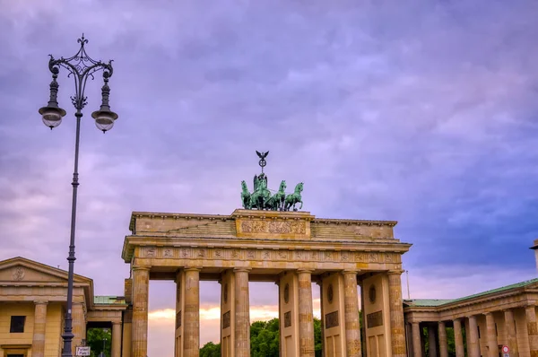 Brandenburg Kapısı, Almanya 'nın Berlin şehrinde Pariser Platz' da yer almaktadır..