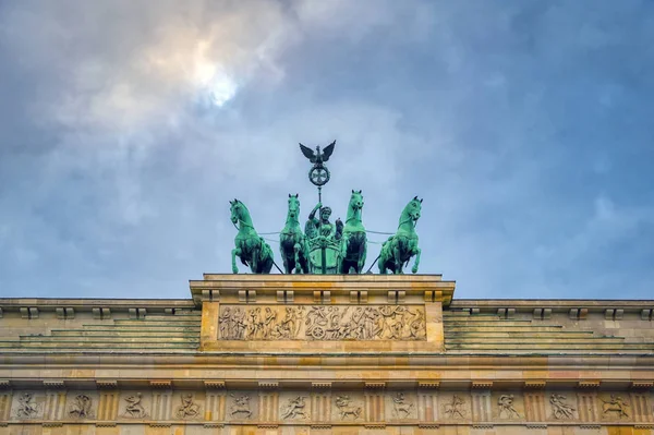 Brandenburg Kapısı, Almanya 'nın Berlin şehrinde Pariser Platz' da yer almaktadır..