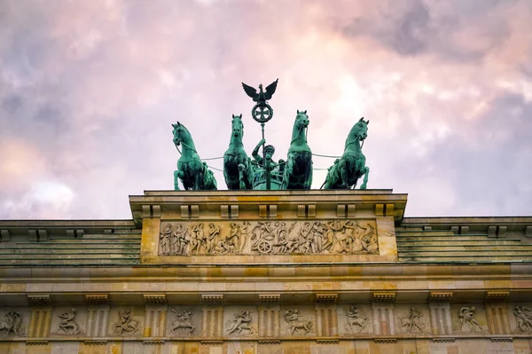 Brandenburg Kapısı, Almanya 'nın Berlin şehrinde Pariser Platz' da yer almaktadır..