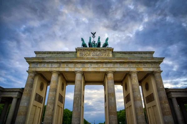 Brandenburg Kapısı, Almanya 'nın Berlin şehrinde Pariser Platz' da yer almaktadır..