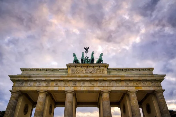 Brandenburg Kapısı, Almanya 'nın Berlin şehrinde Pariser Platz' da yer almaktadır..