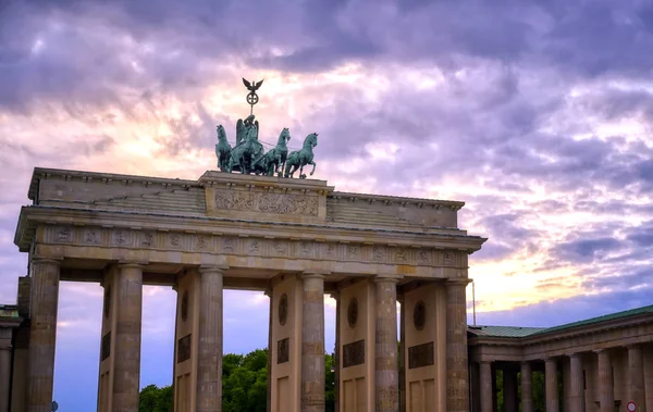 Brandenburg Kapısı, Almanya 'nın Berlin şehrinde Pariser Platz' da yer almaktadır..