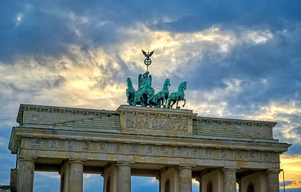 Brandenburg Kapısı, Almanya 'nın Berlin şehrinde Pariser Platz' da yer almaktadır..