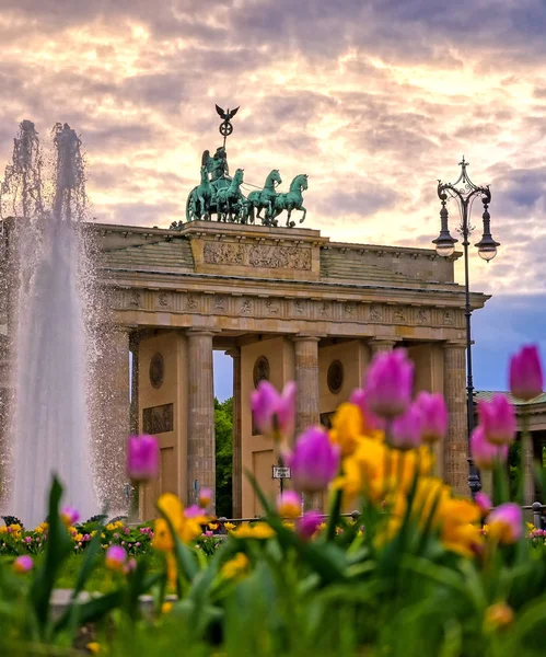 Brandenburg Kapısı, Almanya 'nın Berlin şehrinde Pariser Platz' da yer almaktadır..