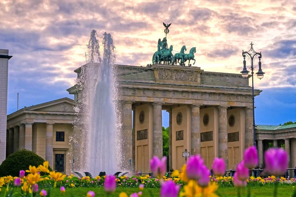 Brandenburg Kapısı, Almanya 'nın Berlin şehrinde Pariser Platz' da yer almaktadır..