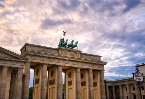 Brandenburg Kapısı, Almanya 'nın Berlin şehrinde Pariser Platz' da yer almaktadır..