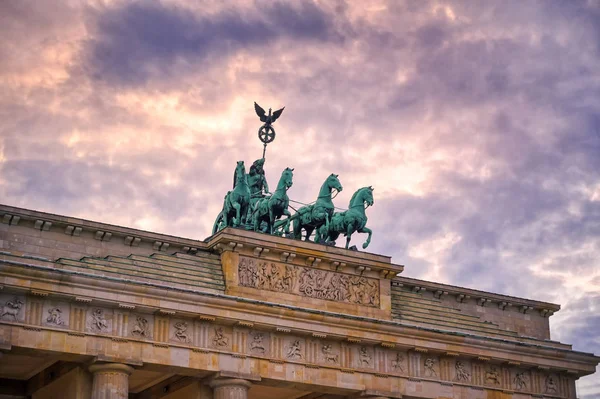 Brandenburg Kapısı, Almanya 'nın Berlin şehrinde Pariser Platz' da yer almaktadır..