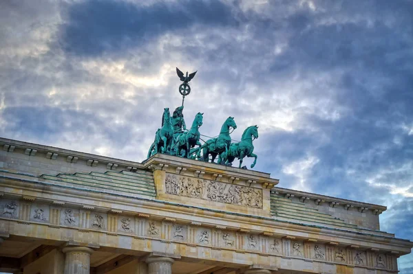 Brandenburg Kapısı, Almanya 'nın Berlin şehrinde Pariser Platz' da yer almaktadır..
