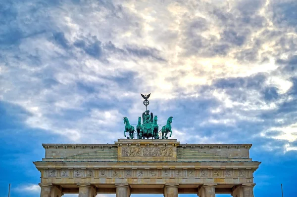 Brandenburg Kapısı, Almanya 'nın Berlin şehrinde Pariser Platz' da yer almaktadır..