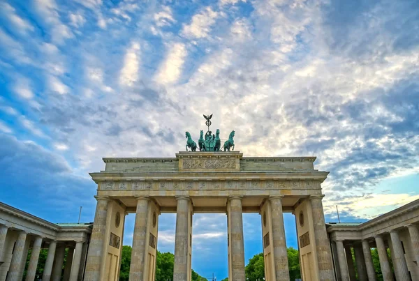 Brandenburg Kapısı, Almanya 'nın Berlin şehrinde Pariser Platz' da yer almaktadır..