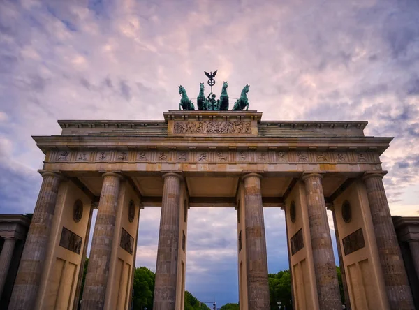 Brandenburg Kapısı, Almanya 'nın Berlin şehrinde Pariser Platz' da yer almaktadır..