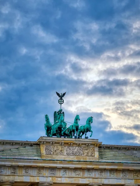 Brandenburg Kapısı, Almanya 'nın Berlin şehrinde Pariser Platz' da yer almaktadır..