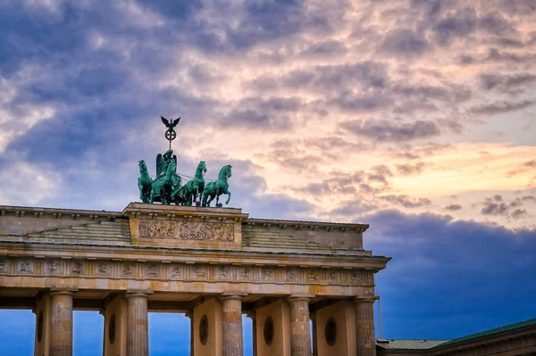 Brandenburg Kapısı, Almanya 'nın Berlin şehrinde Pariser Platz' da yer almaktadır..