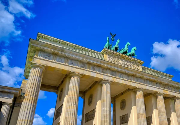 Brandenburg Kapısı, Almanya 'nın Berlin şehrinde Pariser Platz' da yer almaktadır..