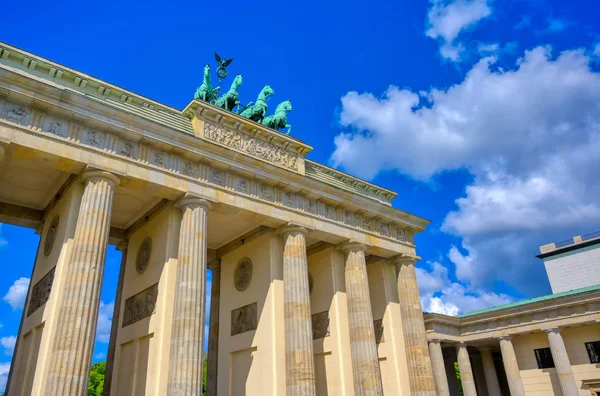 Brandenburg Kapısı, Almanya 'nın Berlin şehrinde Pariser Platz' da yer almaktadır..