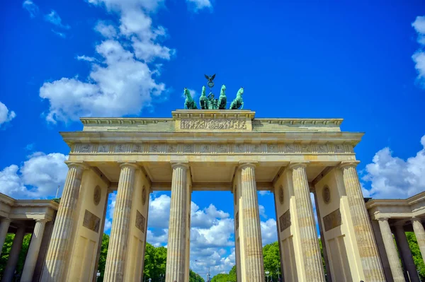 Brandenburg Kapısı, Almanya 'nın Berlin şehrinde Pariser Platz' da yer almaktadır..