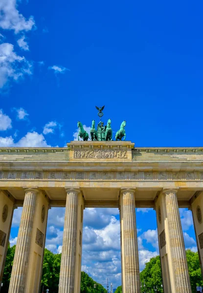 Brandenburg Kapısı, Almanya 'nın Berlin şehrinde Pariser Platz' da yer almaktadır..