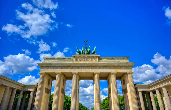 Brandenburg Kapısı, Almanya 'nın Berlin şehrinde Pariser Platz' da yer almaktadır..