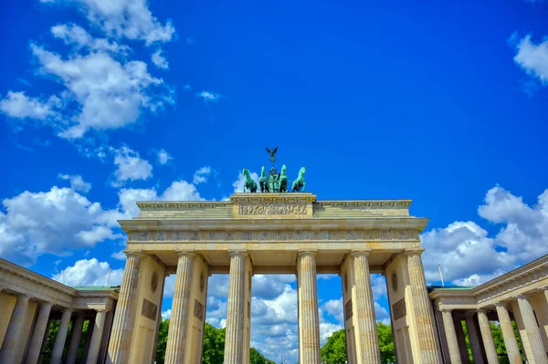 Brandenburg Kapısı, Almanya 'nın Berlin şehrinde Pariser Platz' da yer almaktadır..