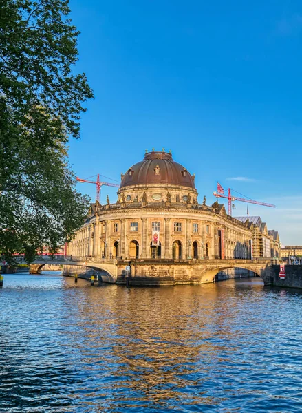 Berlin, Almanya - 4 Mayıs 2019 - Berlin Mitte ilçesinde Museum Island'da bulunan Bode Müzesi, Almanya'nın en iyi.