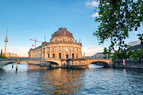 Berlin, Almanya - 4 Mayıs 2019 - Berlin Mitte ilçesinde Museum Island'da bulunan Bode Müzesi, Almanya'nın en iyi.