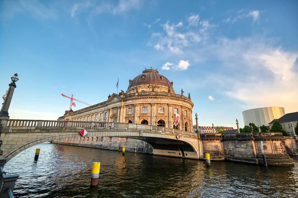 Berlin, Almanya - 4 Mayıs 2019 - Berlin Mitte ilçesinde Museum Island'da bulunan Bode Müzesi, Almanya'nın en iyi.