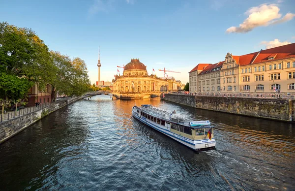 Berlin, Almanya - 4 Mayıs 2019 - Berlin Mitte ilçesinde Museum Island'da bulunan Bode Müzesi, Almanya'nın en iyi.