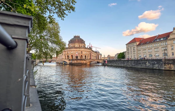 Berlin, Almanya - 4 Mayıs 2019 - Berlin Mitte ilçesinde Museum Island'da bulunan Bode Müzesi, Almanya'nın en iyi.