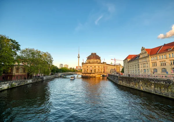 Berlin, Almanya - 4 Mayıs 2019 - Berlin Mitte ilçesinde Museum Island'da bulunan Bode Müzesi, Almanya'nın en iyi.