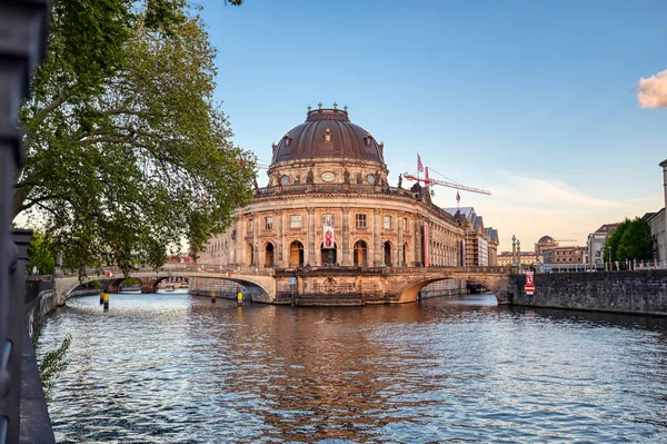 Berlin, Almanya - 4 Mayıs 2019 - Berlin Mitte ilçesinde Museum Island'da bulunan Bode Müzesi, Almanya'nın en iyi.
