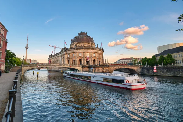 Berlin, Almanya - 4 Mayıs 2019 - Berlin Mitte ilçesinde Museum Island'da bulunan Bode Müzesi, Almanya'nın en iyi.